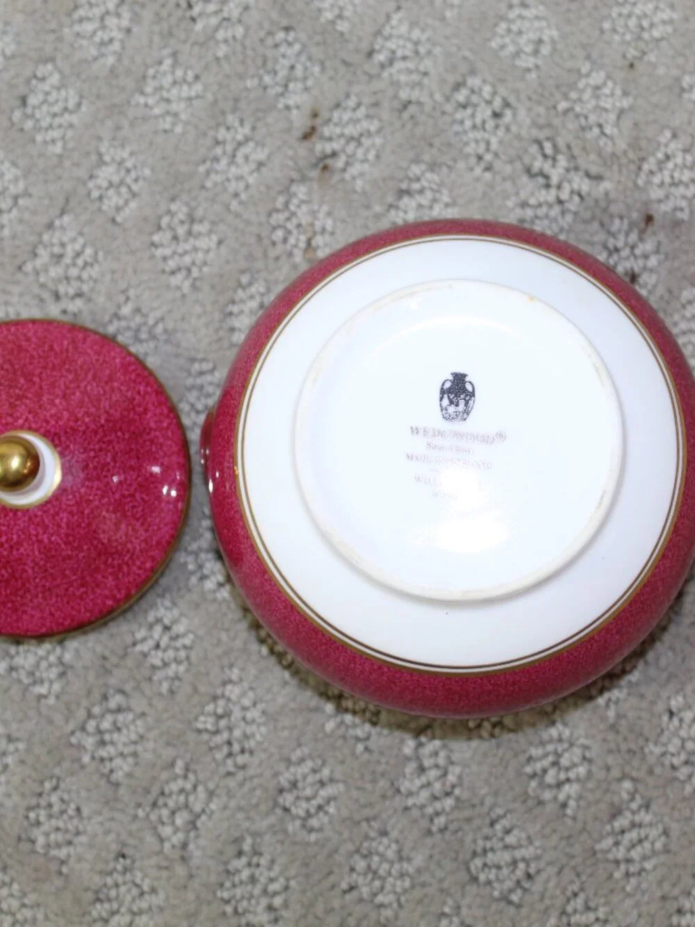 Wedgwood Whitehall W3994 Bone China Powder Ruby Sugar Bowl & Lid
